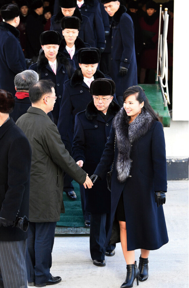 2월 7일 만경봉 92호에서 현송월 삼지연관현악단 단장 등 예술단원들이 내리고 있다.