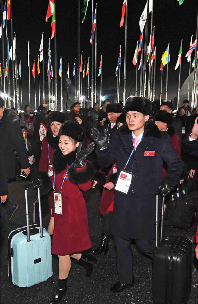 2월 1일 오후 양양공항에 도착한 북한 선수단이 버스로 이동, 강릉 선수촌에 입촌하고 있다.