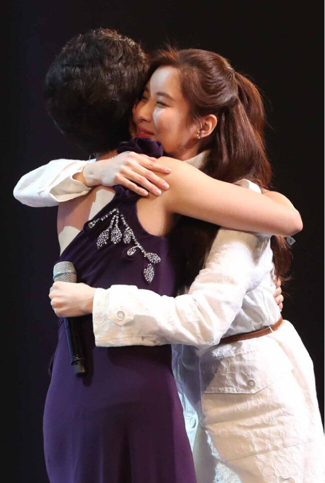 소녀시대 서현이 공연을 마친 후 북한 예술단원과 포옹하고 있다.