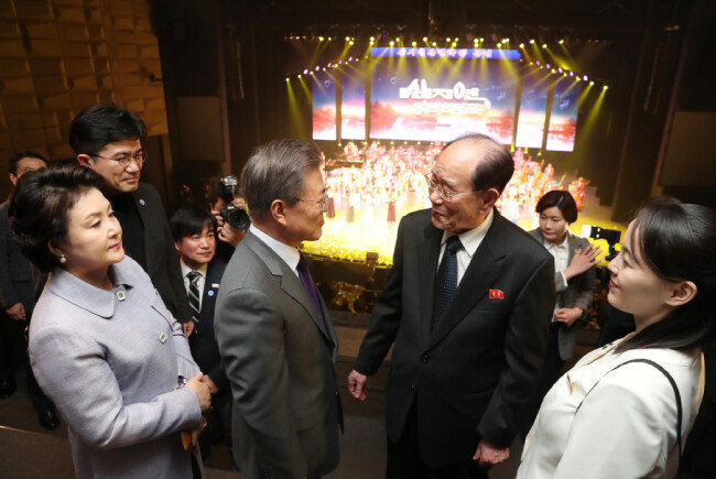 2월 11일 문재인 대통령이 삼지연관현악단을 비롯한 북한 예술단의 공연을 관람한 후 김영남 북한 최고인민회의 상임위원장과 대화하고 있다. 