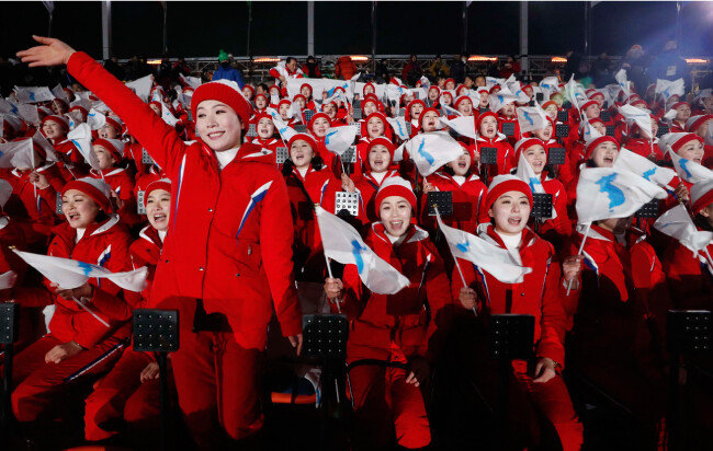 2월 9일 평창올림픽플라자에서 열린 개회식에서 북한 응원단이 응원하고 있다. 