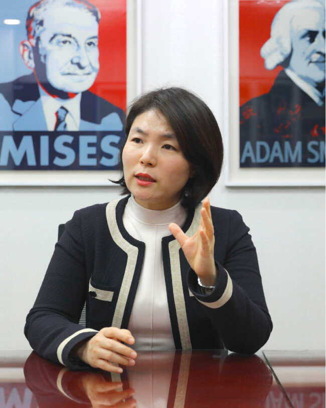 전희경 의원은 자유로운 개인이 꾸려가는 자기조정시장을 강조하는 리버테리언이다. [박해윤 기자]