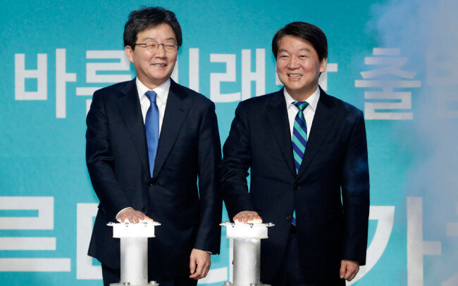 ‘창당 주역’인 안철수 전 국민의당 대표와 유승민 바른미래당 공동대표가 2월 13일 창당 출범 버튼을 누르고 있다. [뉴스1]