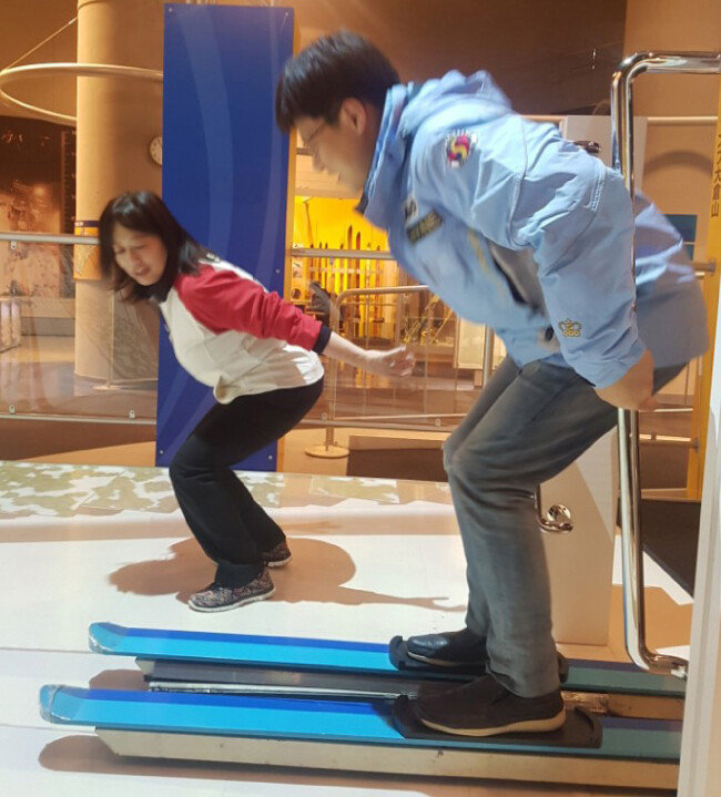 삿포로올림픽박물관 모의체험관에서 스키점프를 배우고 있는 관광객. [이상훈 동아일보 기자]