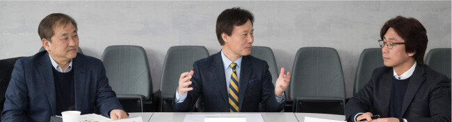신동아-부동이화Initiative 토론은 2월 9일 박진(가운데) 안민정책포럼 회장의 사회로 김성희 고려대 노동문제연구소 교수(찬성 패널·왼쪽), 김대준 소상공인연합회 이사(반대 패널)가 진행했다. [지호영 기자]