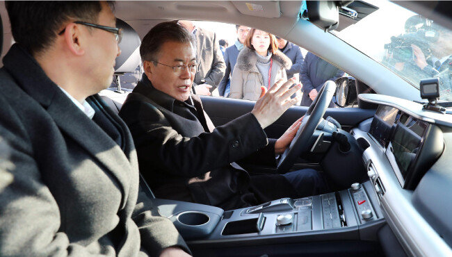 지난 2월 2일 문재인 대통령이 넥쏘를 시승하고 있다. [동아DB]