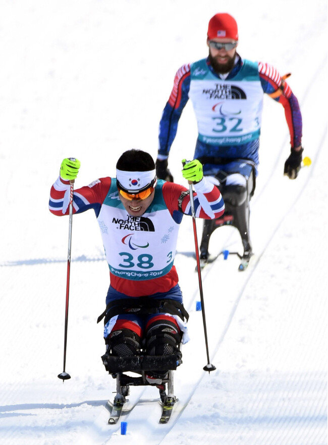 한국 노르딕스키의 간판, 신의현 선수가 3월 10일 오전 남자 바이애슬론 좌식 7.5km 경기에서 결승선을 통과하고 있다. 이날 신 선수는 24분 19초 9를 기록, 5위에 올랐다. [홍진환 동아일보 기자]