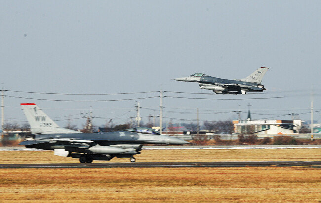 지난해 12월 6일 경기 평택시 주한미군 오산기지에서 F-16 전투기들이 분주하게 이동하고 있다. 한미 양국 공군은 12월 4~8일 연합공중훈련 ‘비질런트 에이스’를 역대 최대 규모로 진행했다. [사진공동취재단]