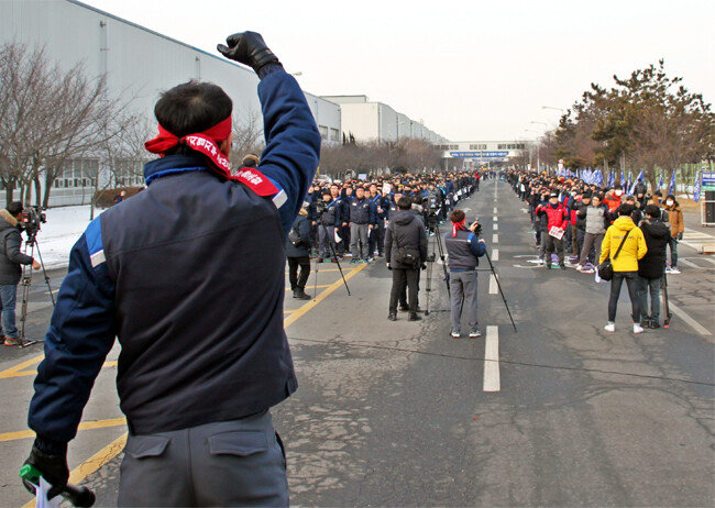 2월 14일 한국GM 노조가 GM의 군산공장 폐쇄 결정을 비판하며 군산공장 앞에서 ‘공장 폐쇄 철회를 위한 전 조합원 결의대회’를 하고 있다. [뉴시스]