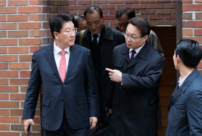 권성동 의원(왼쪽), 김효재 전 정무수석(가운데), 조해진 전 의원(오른쪽) 등 이명박 전 대통령 측근들이 3월 14일 검찰 출석하는 이 전 대통령을 접견한 후 자택을 나서고 있다. 