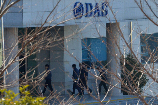 다스 횡령의혹 관련 고발사건 수사팀은 1월 11일 오전 다스 본사 등 10여 곳을 압수수색했다. 다스 직원들이 회사 안으로 들어가고 있다.