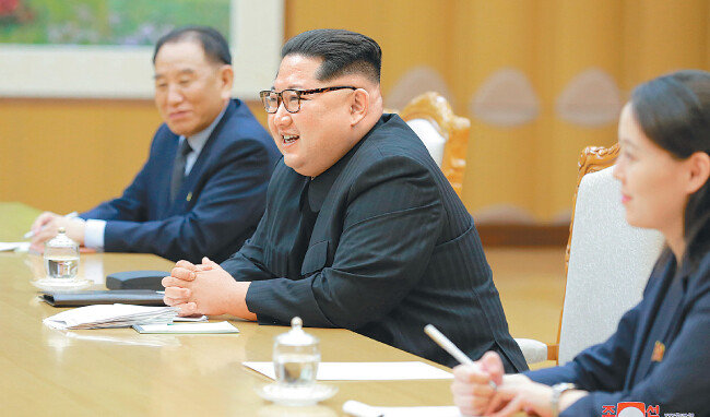 3월 12일 대북 특사단과 대화하는 김정은 북한 노동당 위원장. [동아DB]