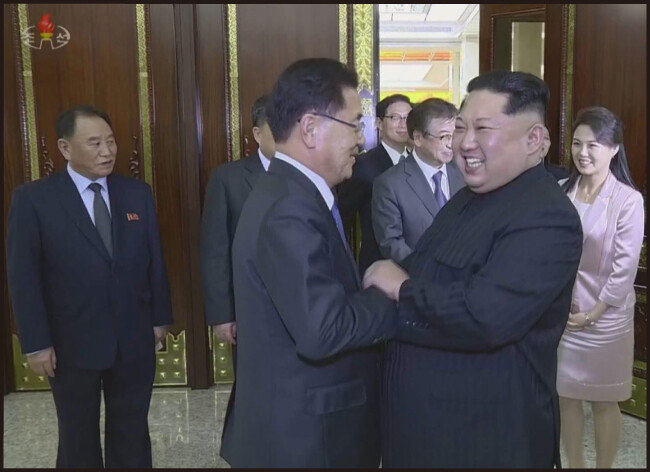 3월 5일 김정은 북한 노동당 위원장(오른쪽)이 정의용 청와대 국가안보실장과 악수하고 있다.