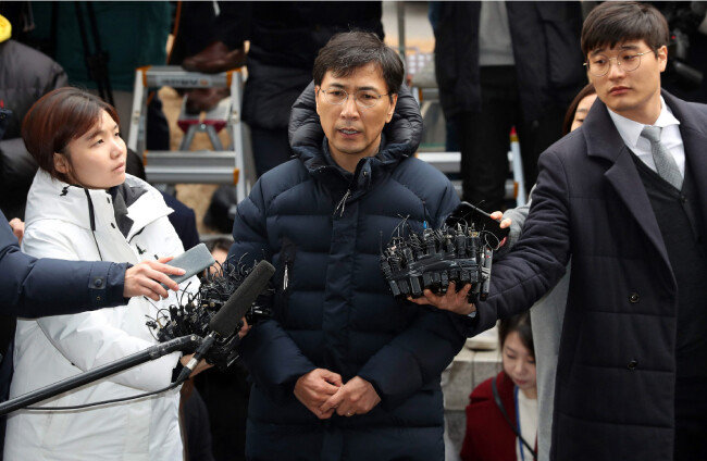 수행비서를 성폭행한 혐의를 받고 있는 안희정 전 충남지사가 3월 9일 서울서부지검에 자진 출석했다. [양회성 동아일보 기자]