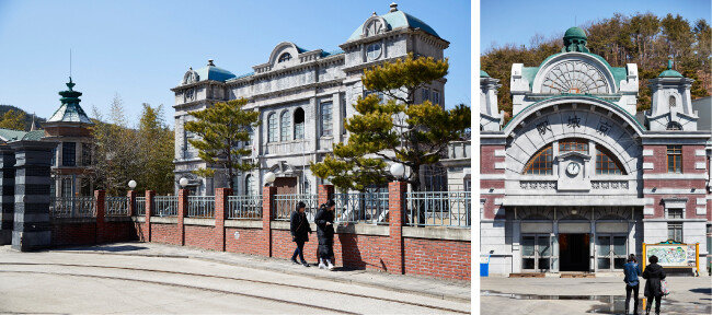 합천영상테마파크 내 일제강점기 거리. 조선총독부(왼쪽)와 경성역 앞을 방문객들이 거닐고 있다. [홍중식 기자]
