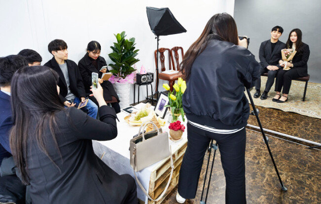 중앙동 일대에서 진행되는 ‘청춘 챌린지숍’ 중 하나인 사진관 ‘나의 오늘’이 사진을 찍으러 온 손님들로 북적인다. [홍중식 기자]
