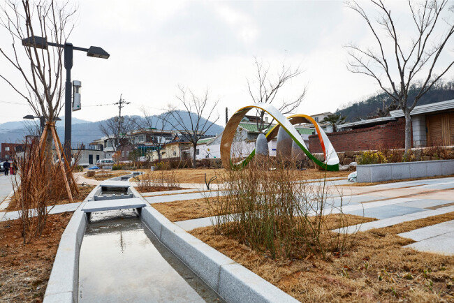 서문안내소 옆 광장. 순천을 상징하는 조형물 ‘삼산이수(三山二水)’가 최근 설치됐다. [홍중식 기자]