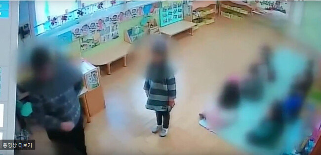 2017년 11월 인천 서구의 한 어린이집 CCTV에 찍힌 아동학대 장면.