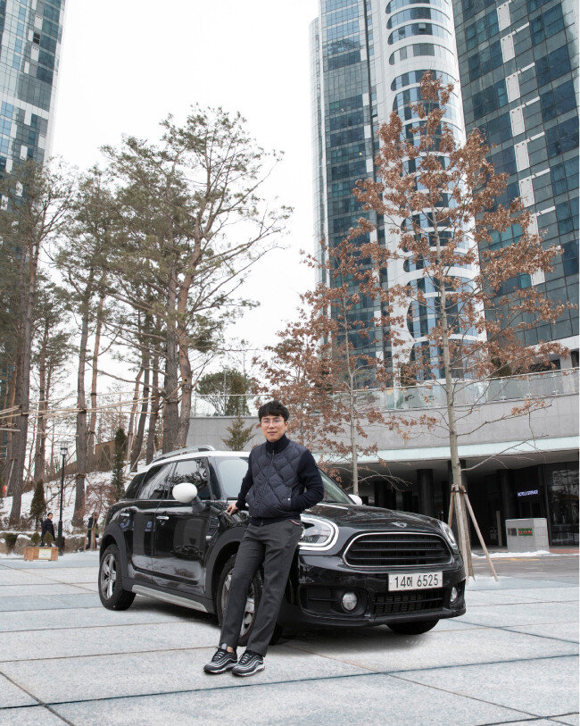 서울 성동구 성수동 서울숲트리마제 주민 이찬용 씨가 ‘네이비’ 공유 차량 미니 컨트리트맨과 함꼐 포즈를 취했다. [지호영 기자]