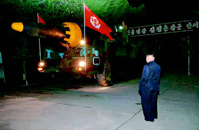 북한은 2017년 5월 15일 지대지 중장거리 전략탄도로켓(IRBM)인 ‘화성-12형’의 시험발사에 성공했다. 김정은 국무위원장이 ‘화성-12형’을 지켜보고 있다.(사진촬영 일시 미상) [노동신문]