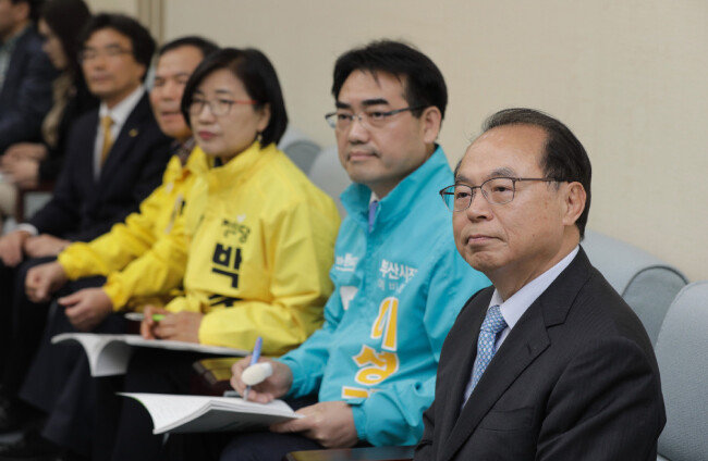 4월 9일 오거돈 전 장관과 부산시장에 출마하는 다른 후보들이 한 행사장에서 자리를 함께했다. [박해윤 기자]