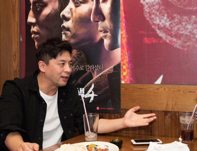 어린 시절 성룡 영화를 보며 액션 배우의 꿈을 키운 권오중은 ‘영웅본색’을 통해 새로운 세계를 만났다. [조영철 기자]