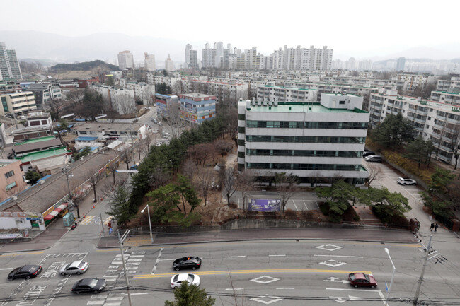 강원 원주시 원동 옛 LH 원주사옥 부지. 4차선 도로가 한산하다. [박해윤 기자]