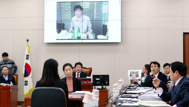 김진태 자유한국당 법사위 간사가 2017년 11월 30일 서울 여의도 국회 법제사법위원회 전체회의에서 박상기 법무부 장관에게 JTBC가 입수 보도한 태블릿PC에 들어 있던 최순실의 조카 장시호 씨 사진 촬영 날짜에 대한 의혹을 제기를 하고 있다. [뉴스1]