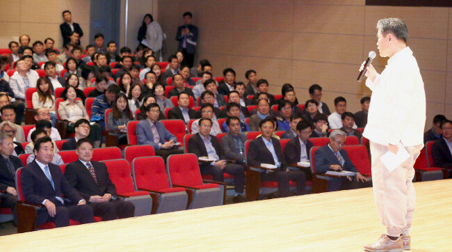 정찬주 작가가 2016년 10월 전남도청에서 이낙연 총리(당시 도지사) 등 공직자와 도민이 참석한 가운데 북콘서트를 열었다. [정찬주 제공]