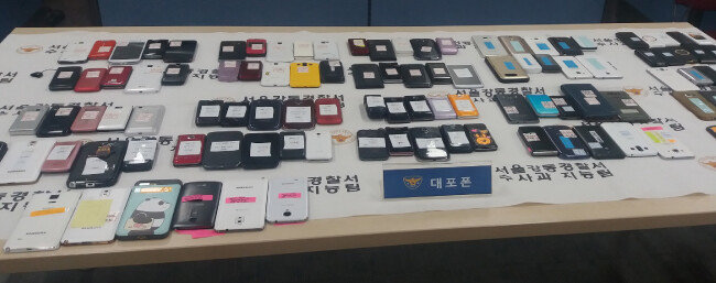 최근 불법 대부업체의 고리 폭리가 사회문제가 되고 있다. 서울 강동경찰서는 전국적으로 조직망을 꾸려 연 3900%의 고리를 챙긴 불법 대부 조직을 검거했다. 이들은 대포폰과 인터넷을 이용해 활동해왔다. [뉴시스/서울 강동경찰서 제공]