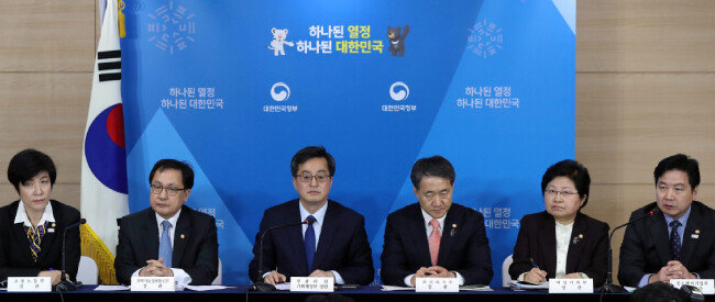 3월 15일 김동연 경제부총리 겸 기획재정부 장관(왼쪽에서 세 번째)이 정부서울청사 브리핑룸에서 ‘청년일자리대책 보고대회 겸 제5차 일자리위원회’ 관계부처 합동브리핑을 하고 있다. [양회성 동아일보 기자]