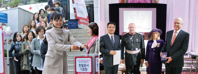 새예루살렘 판교성전에서 열린 현혈행사에서 참가자들이 헌혈증을 기증하고 있다(왼쪽). 영국 여왕 자원봉사상 시상식장에서 함께한 하나님의 교회 총회장 김주철 목사와 워런 스미스 그레이터맨체스터 주지사(오른쪽 사진 왼쪽부터).