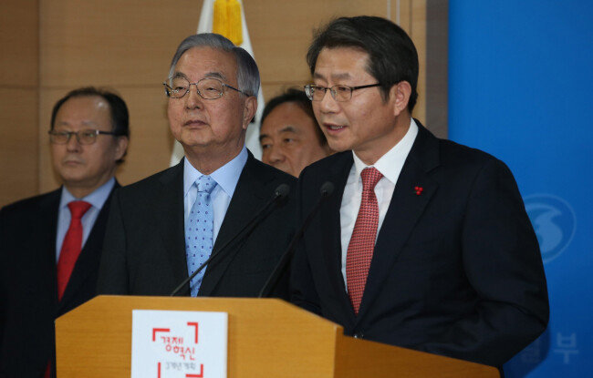 2014년 12월 29일 류길재 당시 통일부 장관(오른쪽)이 정부서울청사 합동브리핑룸에서 북한에 대화를 제의하고 있다. [신원건 동아일보 기자]
