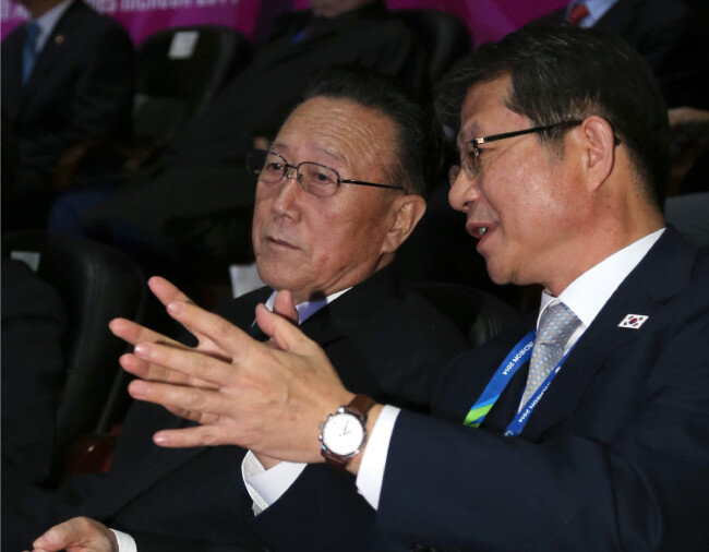 2014년 10월 4일 북한 최고위급 대표단이 인천아시안게임 폐막식 관람을 위해 인천아시아드 주경기장을 찾았다. 이때 류길재 당시 통일부 장관(오른쪽)이 김양건 대남담당 비서와 이야기를 나누고 있다. [사진공동취재단]