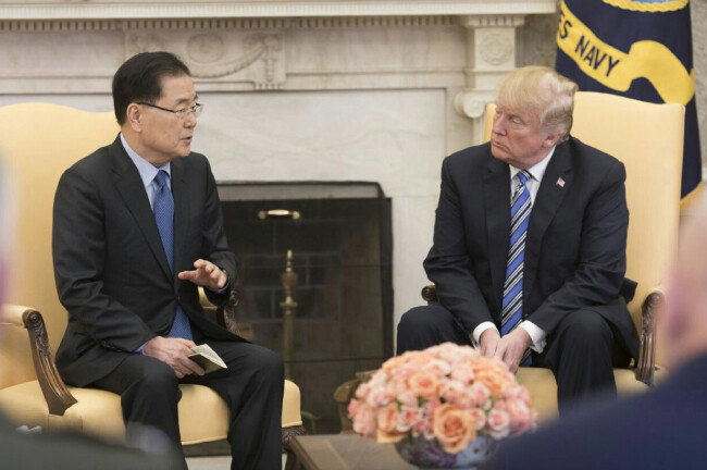 정의용 국가안보실장(왼쪽)이 3월 8일 미국 백악관을 방문해 트럼프 대통령과 면담하고 있다. 정 실장은 문재인 대통령의 특사 자격으로 3월 5일부터 이틀간 방북한 뒤 트럼프 대통령을 만나 이 결과를 설명했다. [사진제공 청와대]