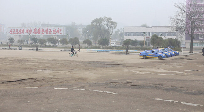 나선 시내 비포장 도로 위에 주차된 폴크스바겐 택시들. 이용하는 승객이 별로 없어 보였다. [조현준 제공]