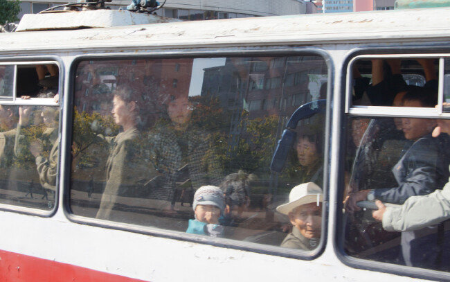 서울 지하철처럼 청진 시내 트램에는 승객들로 가득하다. [조형준 제공]