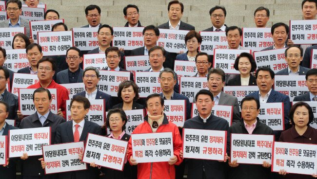 자유한국당 김성태 원내대표가 5월 7일 오후 국회 천막단식농성장 옆에서 자유한국당 의원들과 함께 드루킹 댓글 조작 의혹 사건 특검 수용을 촉구하는 긴급 기자회견을 하고 있다. [김동주 동이일보 기자]