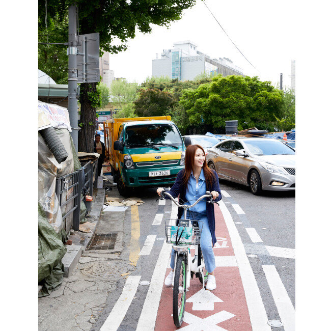 서울 종로구 광장시장 인근을 달리는 기자. 자전거전용차로를 침범하거나 아예 불법 주차한 차량들 때문에 자전거를 타고 달리기가 쉽지 않았다. [홍중식 기자]