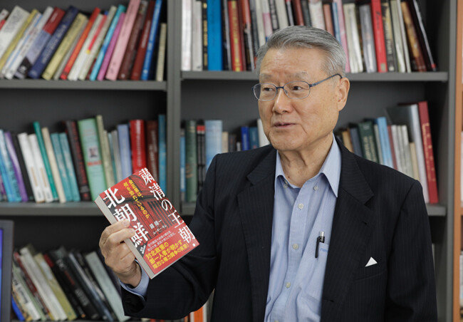 라종일 가천대 석좌교수가 자신이 쓴 ‘장성택의 길’ 일본어판을 들면서 ‘신동아’와 인터뷰하고 있다. [박해윤 기자]