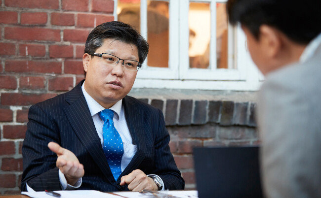 박종철 경상대 교수는 “현재의 대화 국면은 누구도 믿을 수 없는 적대적 협상”이라고 했다. [홍중식 기자]