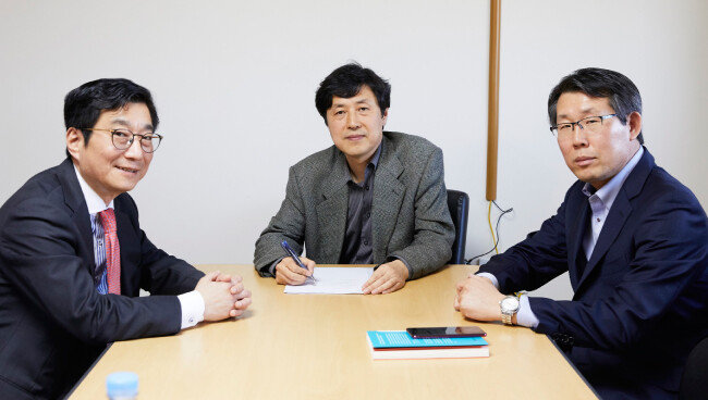 신동아-부동이화Initiative 토론은 5월 4일 이남주(가운데) 세교연구소 소장의 사회로 차두현(왼쪽) 아산정책연구원 객원연구위원, 서보혁 참여연대 평화군축센터 소장이 진행했다. [홍중식 기자]