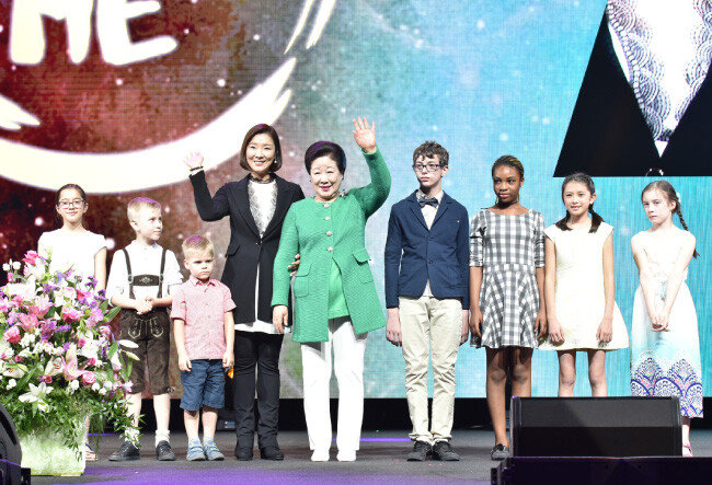 합동결혼으로 태어난 3세들과 포즈를 취한 한학자 가정연합 총재(왼쪽에서 다섯 번째)와 문선진 가정연합 세계회장(왼쪽에서 네 번째).