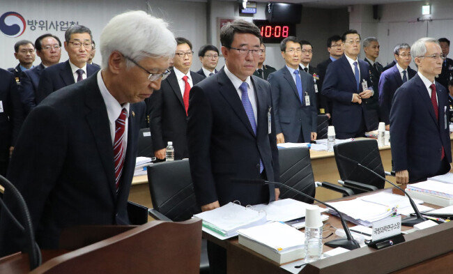 지난해 10월 13일 방위사업청에서 열린 국회 국정감사에서 업무보고를 한 전제국 방위사업청장(맨 왼쪽). [동아DB]