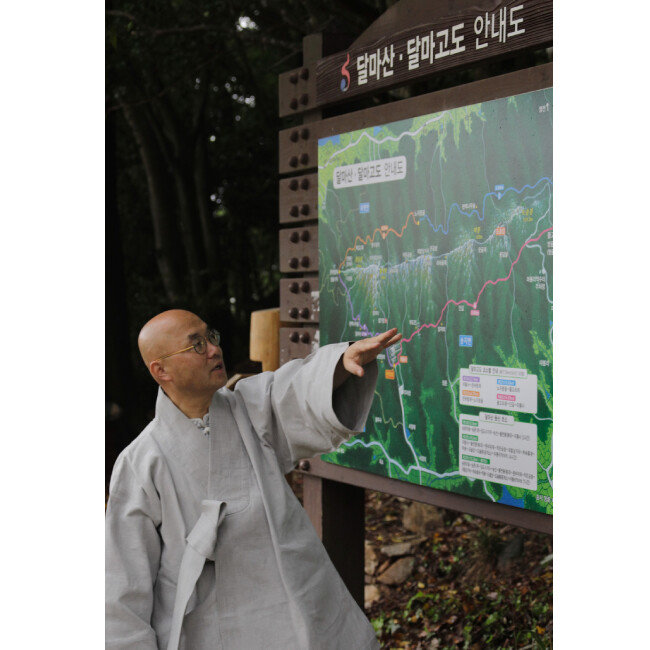 미황사 주지 금강스님이 순례와 수행의 길 ‘달마고도’에 대해 소개하고 있다. [박해윤 기자]