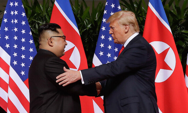 도널드 트럼프 미국 대통령이 6월 12일 싱가포르 카펠라 호텔에서 김정은 북한 국무위원장과 악수하고 있다.
