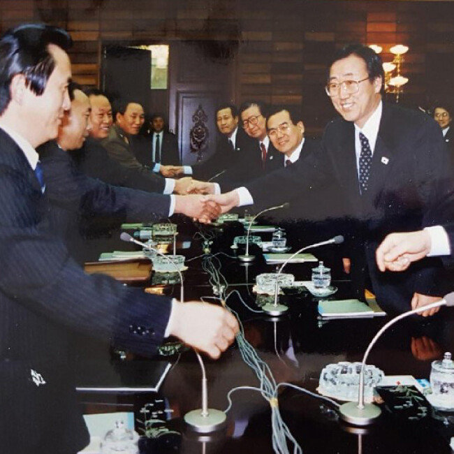 반기문 전 유엔 사무총장(맨 오른쪽)은 1991년 한반도 비핵화 공동선언 채택 당시 교섭단체 대표 중 한 명으로 참석해 북한 김영철 통일전선부장(왼쪽에서 네번째, 당시 소장) 등과 만났다. [반기문 제공]
