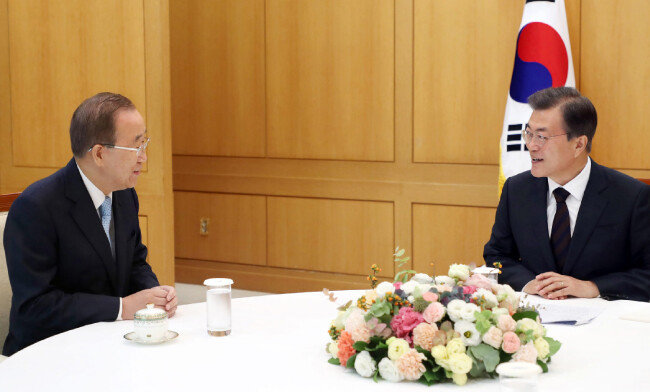 문재인 대통령이 2017년 9월 11일 오전 청와대 본관 백악실에서 반기문 전 유엔 사무총장을 접견하고 있다. [청와대사진기자단]