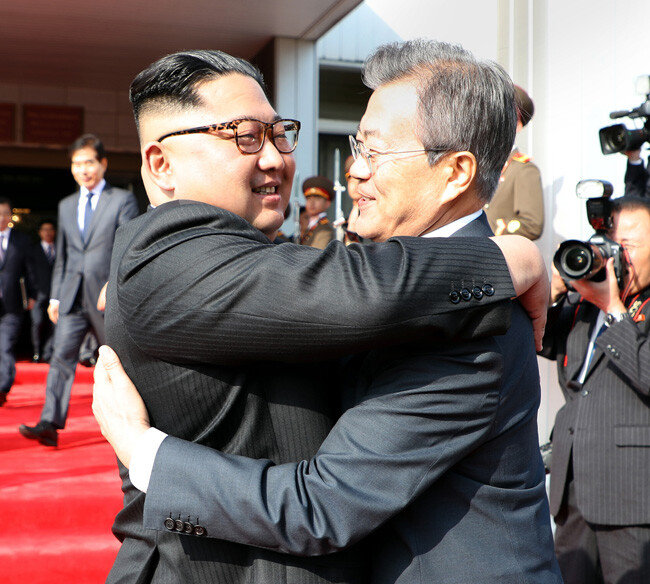 5월 26일 문재인 대통령과 김정은 국무위원장이 판문점 북측 통일각에서 정상회담을 마치고 포옹하고 있다. [청와대 제공]
