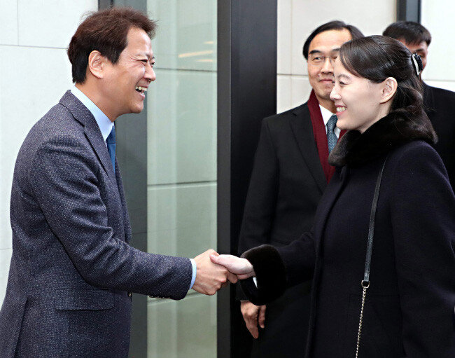 임종석 대통령비서실장이 2월 11일 서울 한 호텔에서 김여정 북한 노동당 제1부부장과 반갑게 악수하고 있다. 